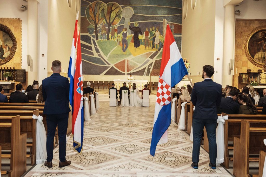 S koje strane stoji mladenka u crkvi