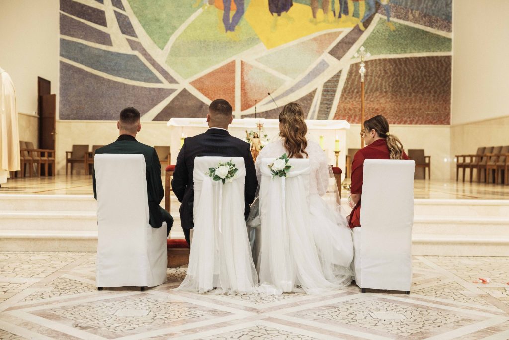 S koje strane stoji mladenka u crkvi